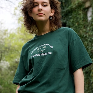 Wenn ich es nicht in einen Witz verwandle, wird es mich zerstören Unisex besticktes T-Shirt oder Rundhals-Sweatshirt