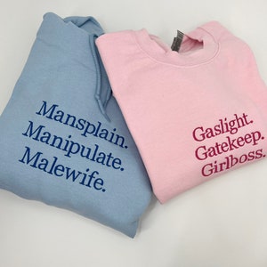 Luz de gas. Portero. Jefa. Mansplain. Manipular. Conjunto de sudaderas de pareja de malewife / sudaderas de pareja a juego imagen 2