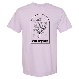Próbuję T-shirtu lub bluzy z okrągłym dekoltem