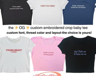 Può includere: Una collezione di sei t-shirt corte a maniche corte in nero, bianco, blu e rosa. Ogni maglietta presenta un testo ricamato personalizzato, incluse frasi come I have squirt practice after this, 1-800-YOU-WISH e make racism wrong again.