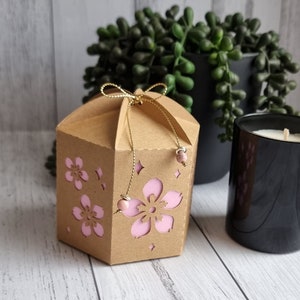 CraftiSVG Caja de regalo hexagonal de flor SVG.