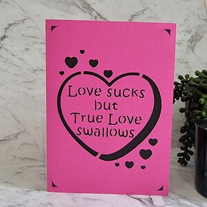 L’amour est nul mais le vrai amour hirondelle - Carte de vœux SVG - véritable amour, cœur, saint-valentin, grossier, drôle