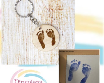 Schlüsselanhänger aus Holz mit dem Fuß oder Handabdruck von deinem Kind | beidseitige Wunschgravur mit Name und Datum