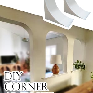 Peut inclure: Kit d'arche d'angle DIY blanc avec deux pièces d'angle incurvées. L'image montre le kit avec le texte "DIY CORNER ARCH KIT" en blanc. Le kit est conçu pour créer des coins arqués.