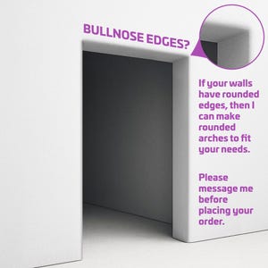 Puede incluir: Una pared blanca con una puerta de bordes redondeados. El texto dice: BULLNOSE EDGES? If your walls have rounded edges, then I can make rounded arches to fit your needs. Please message me before placing your order. Un recuadro circular muestra el borde.