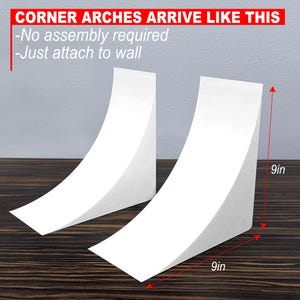 Puede incluir: Dos arcos de esquina blancos con dise&ntilde;o curvo. El texto dice: CORNER ARCHES ARRIVE LIKE THIS, No assembly required, Just attach to wall. Flechas rojas indican una altura de 22,86 cm y una base de 22,86 cm para los componentes estructurales.