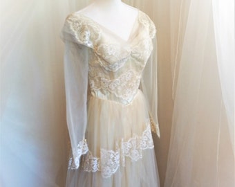 Lovely Vintage 1950's Lace and Taffeta Wedding Dress / Gown / with Button up Back and Wrists / Bridal / Off Shoulder / Size 6