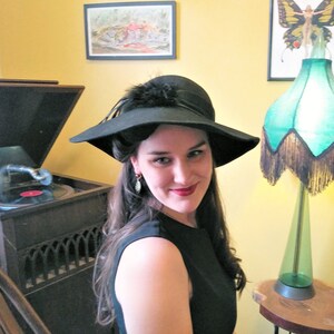 Stunning and Sassy Vintage Black Hat with Rooster Feathers / wide brim / flexible / pinup / 100% wool