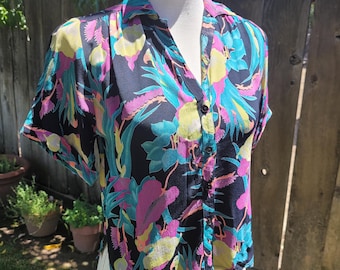 Blusa corta vintage de los años 40 con estampado de paraíso tropical.