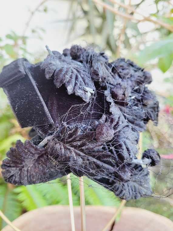 Vintage 1960's Black Velvet Saddle Hat - image 2