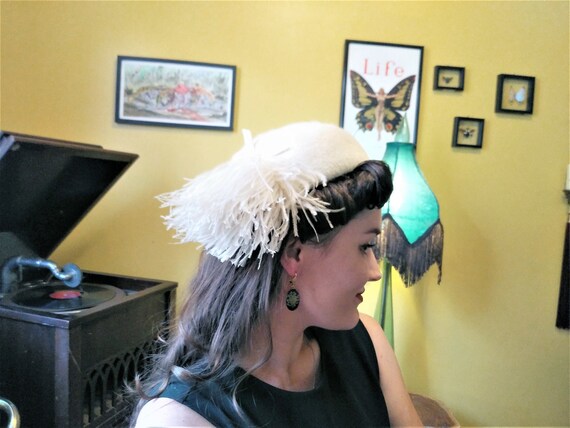 Antique 1920's hat with ostrich feathers / white /