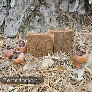 Può includere: Un set di tre tazze in ceramica con finitura opaca e macchiettata. Le tazze sono nei toni del crema, grigio chiaro e grigio scuro. Ogni tazza ha un design semplice e minimalista e un manico arrotondato. Le tazze sono impilate.