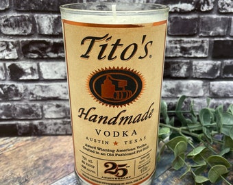 Vela hecha con una botella de licor reciclada