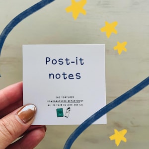 Könnte beinhalten: Ein quadratischer, weißer Post-it-Notizblock mit den Worten "Post-it notes" in Dunkelblau. Der Text "THE TORTURED SONOGRAPHERS DEPARTMENT ALL IS FAIR IN LOVE AND GEL" ist darunter gedruckt. Das Bild hat gelbe Sterne und blaue Linien.