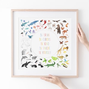 WORLD ANIMAL Rainbow - Kind und Kindergarten, Tierposter, Kinderzimmerkunst, personalisiertes Geschenk, 100 Tiere
