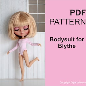 Op de afbeelding: PDF-patroon voor een roze bodysuit voor een Blythe-pop. Het patroon is voor een langarmige bodysuit met een ronde hals.