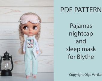 Puede incluir: Una muñeca con un pijama azul claro con un estampado de dibujos animados, una máscara para dormir y un gorro de dormir. La muñeca tiene trenzas rubias y sostiene una pequeña almohada. El texto en la imagen dice "PDF PATTERN" y "Pajamas nightcap and sleep mask for Blythe."