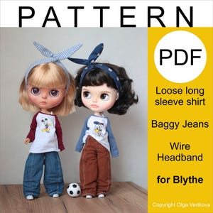 Puede incluir: Dos muñecas vestidas con camisetas de manga larga con dibujos animados, vaqueros anchos y cintas para el pelo. Una muñeca tiene el pelo rubio, la otra moreno. Un balón de fútbol está entre ellas. La imagen incluye las palabras "PATTERN" y "PDF".
