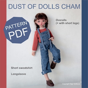 Può includere: Una bambola con una salopette di jeans con gambe corte e una maglietta rossa a maniche lunghe. La bambola ha i capelli castani e indossa scarpe marroni. Il testo "DUST OF DOLLS CHAM" e "PATTERN PDF" è incluso.