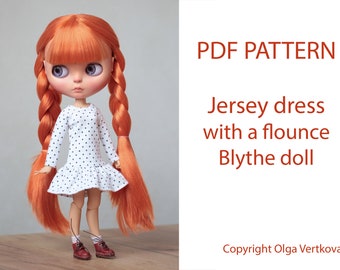 Puede incluir: Patrón PDF para un vestido de jersey blanco con lunares negros y un volante para una muñeca Blythe. El vestido lo lleva una muñeca con trenzas rojas largas. El texto "PDF PATTERN Jersey dress with a flounce Blythe doll Copyright Olga Vertkova" está en la imagen.