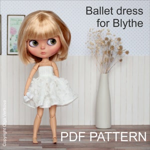 Op de afbeelding: Een witte balletjurk voor een Blythe-pop. De jurk heeft een geruite rok en is gemaakt van een delicate stof. De pop draagt de jurk en heeft blond haar. De afbeelding bevat ook de tekst "Ballet dress for Blythe" en "PDF PATTERN".