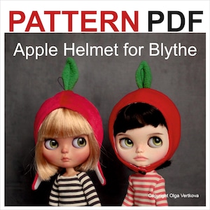 Op de afbeelding: Twee Blythe-poppen dragen rode appelhelmen met groene bladaccenten. De afbeelding heeft de tekst "PATTERN PDF" bovenaan en "Apple Helmet for Blythe" eronder. De poppen dragen gestreepte shirts.