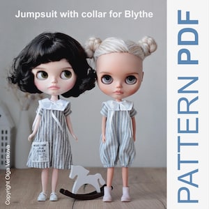 Puede incluir: Dos muñecas Blythe con monos a rayas a juego con cuello. Una muñeca tiene el pelo negro, la otra rubio. Los monos son a rayas grises y blancas con un pequeño bolsillo. El texto "Jumpsuit with collar for Blythe" está en la parte superior.