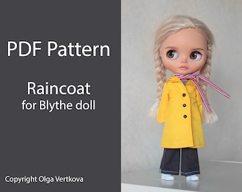 Puede incluir: Patrón PDF para una gabardina amarilla para una muñeca Blythe. La muñeca lleva la gabardina y tiene el pelo rubio en trenzas. El texto "PDF Pattern Raincoat for Blythe doll" está sobre un fondo gris.