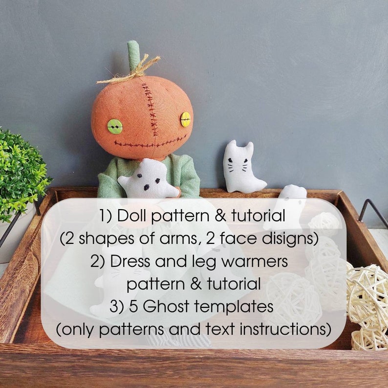 Op de afbeelding: Een set Halloween-naaipatronen voor een pompoendoll, een jurk en beenwarmers, en vijf spookfiguren. De patronen bevatten instructies voor het maken van de pop en accessoires.