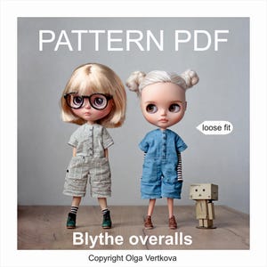 Puede incluir: Dos muñecas Blythe con monos. Una muñeca lleva un atuendo claro estampado y gafas, la otra un atuendo de mezclilla azul. Se muestra el texto "PATTERN PDF" y "Blythe overalls".