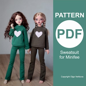 Peut inclure: Deux poupées portant des survêtements assortis verts et marron avec des cœurs blancs. L'image comprend le texte "PATTERN PDF Sweatsuit for Minifee". Copyright Olga Vertkova est également affiché.