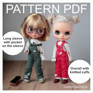 Op de afbeelding: Twee poppen in handgemaakte outfits. Eén pop draagt een groene overall met een wit shirt met lange mouwen en een bril. De andere pop draagt een rode overall met een wit shirt met lange mouwen. De tekst luidt "PATTERN PDF", "Lange mouw met zak op de mouw" en "Overall met gebreide manchetten".