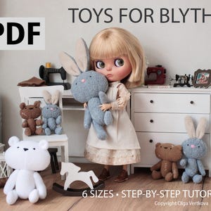 Könnte beinhalten: Eine PDF-Anleitung mit dem Titel TOYS FOR BLYTHE, die eine Puppe mit blondem Haar zeigt, die einen grauen Plüschhasen hält. Die Szene enthält Miniaturmöbel, ein weißes Schaukelpferd sowie mehrere kleine Plüschbären und -hasen.