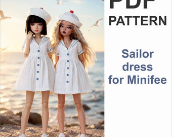 Pode incluir: Duas bonecas vestindo vestidos de marinheiro brancos com botões azuis e chapéus de marinheiro combinando com pompons vermelhos. As bonecas usam tênis brancos e estão em uma praia. O texto diz PDF PATTERN Sailor dress for Minifee.