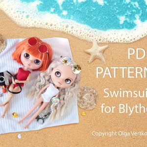 Op de afbeelding: PDF-patroon voor een badpak voor Blythe-poppen. Twee poppen liggen op een strandlaken op een zandstrand. Eén pop draagt een rood badpak en de andere een wit badpak. De tekst "PDF PATTERN Swimsuit for Blythe" is zichtbaar in de afbeelding. Copyright Olga Vertkova is ook zichtbaar in de afbeelding.
