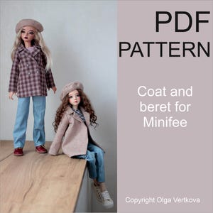 Puede incluir: Patrón PDF para un abrigo y una boina para una muñeca Minifee. El patrón incluye instrucciones para coser un abrigo de cuadros marrones y una boina marrón.