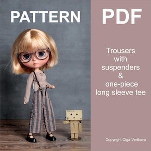 Puede incluir: Una muñeca con gafas, una camiseta color beige, pantalones a rayas con tirantes y zapatos negros. La imagen incluye el texto "PATTERN PDF" y "Trousers with suspenders & one-piece long sleeve tee."