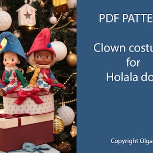 Puede incluir: Patrón PDF para un disfraz de payaso para una muñeca Holala. El patrón se muestra con dos muñecas que llevan el disfraz, sentadas en una caja de regalo. Las muñecas llevan sombreros rojos y azules con campanas. Las muñecas están sentadas en una caja de regalo con una cinta roja. El fondo es un árbol de Navidad con adornos.