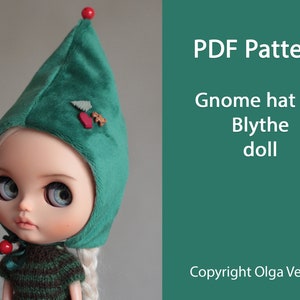 Könnte beinhalten: Eine grüne Gnommütze mit rotem Bommel oben. Die Mütze ist für eine Blythe-Puppe entworfen. PDF-Muster. Copyright Olga Vertkova.