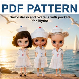 Puede incluir: Un patrón en PDF para un vestido de marinero y un overol con bolsillos para muñecas Blythe. La imagen muestra tres muñecas con vestidos de marinero blancos y overoles con gorros de marinero a juego, cada uno con pequeños botones rojos o azules.