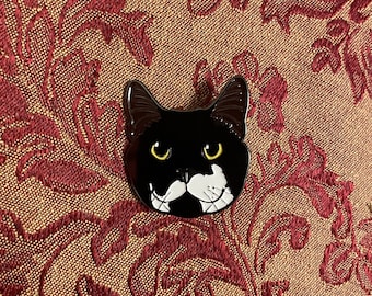 Pin con retrato de gato en forma de esmoquin
