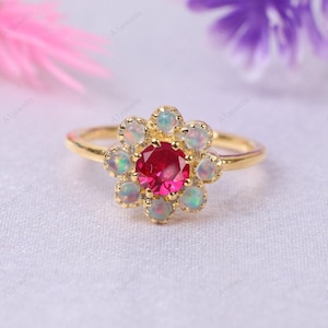 Anillo de oro amarillo de 14 quilates con rubíes y ópalos en forma de flor, delicado anillo con diseño floral en forma de racimo, joyería minimalista de oro con piedras de nacimiento de julio y octubre, regalo ideal para ella.