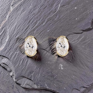 14K Gold Oval Cut Moissanit Ohrstecker, Halbe Lünette Solitär Ohrringe, Minimalistischer Brautschmuck, Geschenk für sie, alltäglichen Luxus Ohrstecker