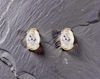 Clous d'oreilles en moissanite ovales en or 14 carats, boucles d'oreilles solitaires demi-lunette, bijoux de mariée minimalistes, cadeau pour elle, clous de luxe de tous les jours