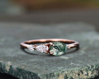 Anello di fidanzamento vintage in agata muschiosa, gemme con taglio a pera, fede nuziale in moissanite Art Deco, anello di promessa nuziale da donna unico in 3 pietre, anello opale