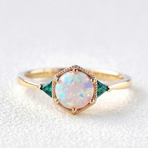 Bague opale éthiopienne 14 carats, opale hexagonale, bague de fiançailles, halo de diamants, bague de mariage unique, émeraude latérale, bague avec pierres précieuses, cadeau pour elle