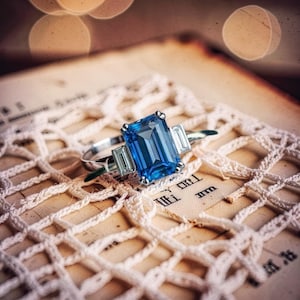 Oktagon Cut Aquamarin Baguette Cut Moissanite Drei-Stein-Ring, stapelbarer Jubiläumsring, Prong und Flush Set Ring, März Geburtsstein Ring