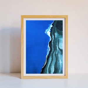 Mer bleue : une conversion numérique de fichiers de photos de mer dessinées à la main avec de la peinture acrylique.