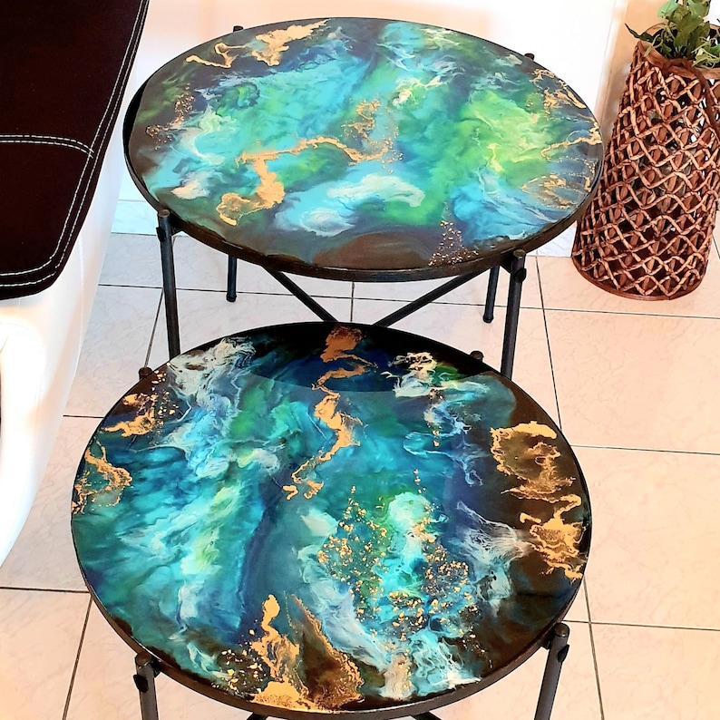 Lot de 2 tables basses rondes en résine époxy sur base en métal