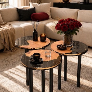 Conjunto de 3 mesas de centro encaixáveis feitas à mão em resina preta, mesas de centro modernas, madeira e resina epóxi, mesas laterais com detalhes dourados, decoração de luxo para sala de estar.
